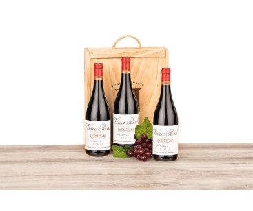 Caja de madera natural con 3 botellas de Rioja Viña Real Reserva CVNE