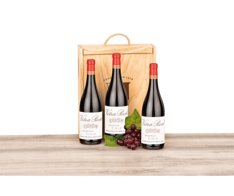 Caja de madera natural con 3 botellas de Rioja Viña Real Reserva CVNE