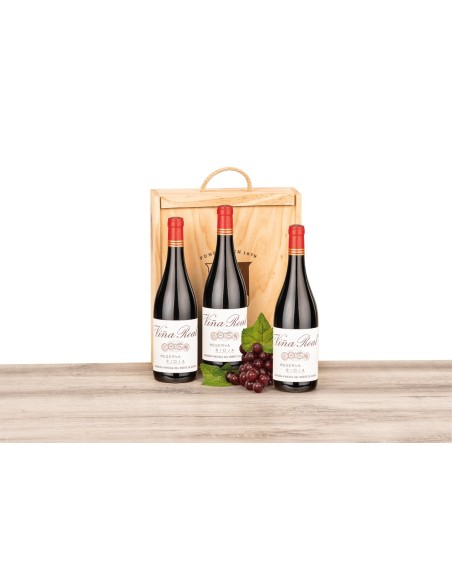 Caja de madera natural con 3 botellas de Rioja Viña Real Reserva CVNE