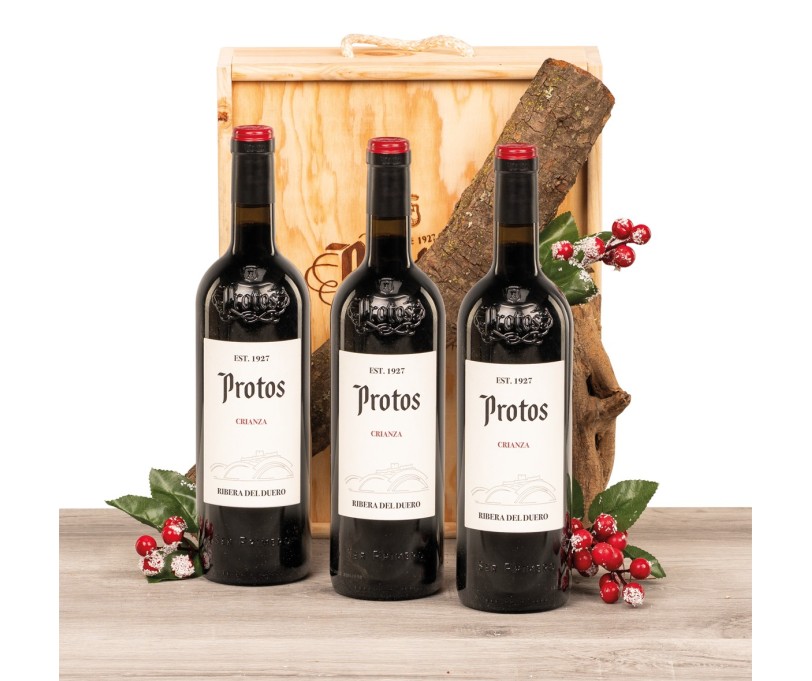 Caja de madera natural con 3 botellas de Ribera Protos Crianza