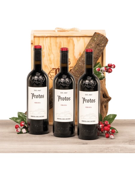 Caja de madera natural con 3 botellas de Ribera Protos Crianza