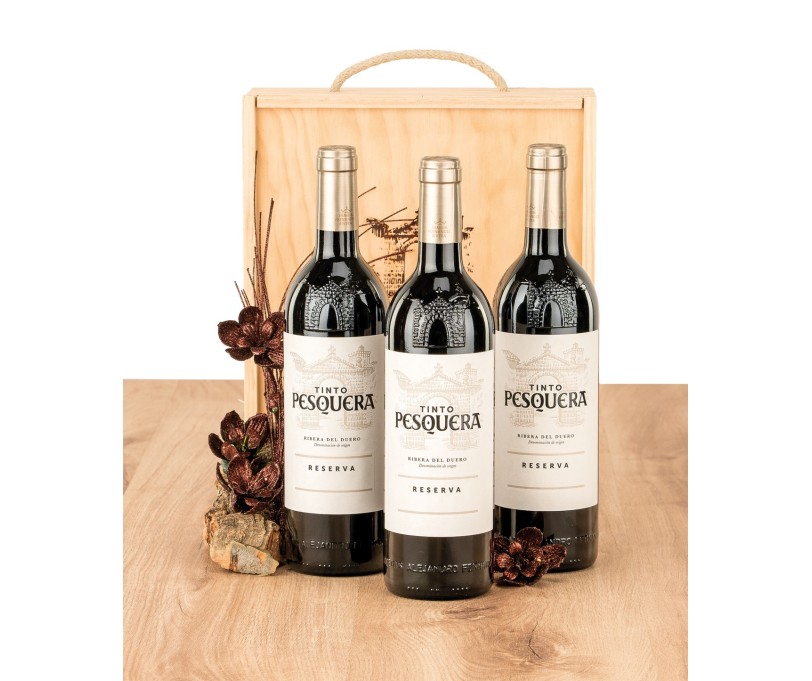 Caja de madera natural con 3 botellas de Ribera Pesquera Reserva
