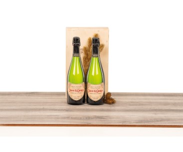 Caja de madera natural con 2 botellas de espumoso Juvé & Camps Reserva Familia