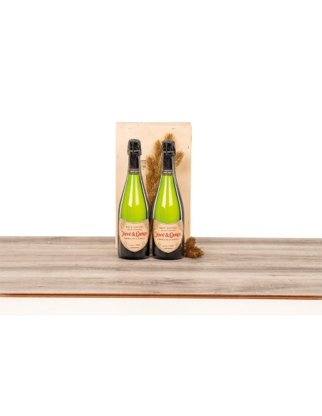 Caja de madera natural con 2 botellas de espumoso Juvé & Camps Reserva Familia