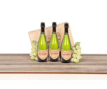 Caja de madera natural con 3 botellas de espumoso Juvé & Camps Reserva Familia