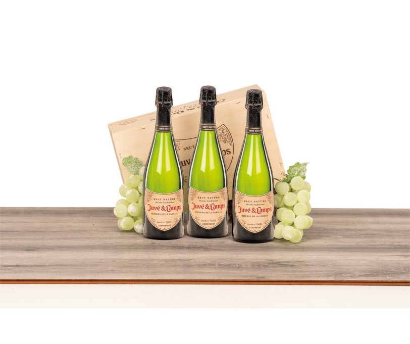 Caja de madera natural con 3 botellas de espumoso Juvé & Camps Reserva Familia