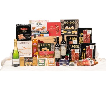 Arcón de madera color nogal , whisky Hankey Bannister e ibéricos Deraza