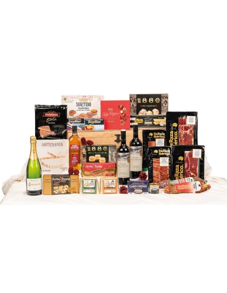 Arcón de madera color nogal , whisky Hankey Bannister e ibéricos Deraza