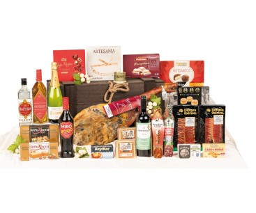 Baúl de madera rústico con cuerdas, paleta ibérica Ramos y ginebra British Premium CWSA