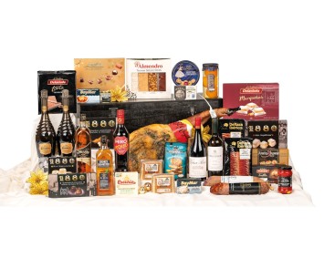 Arcón de madera barnizado y pulido con paleta El Raigal, cava Ars Collecta y whisky Hankey Bannister 12 años