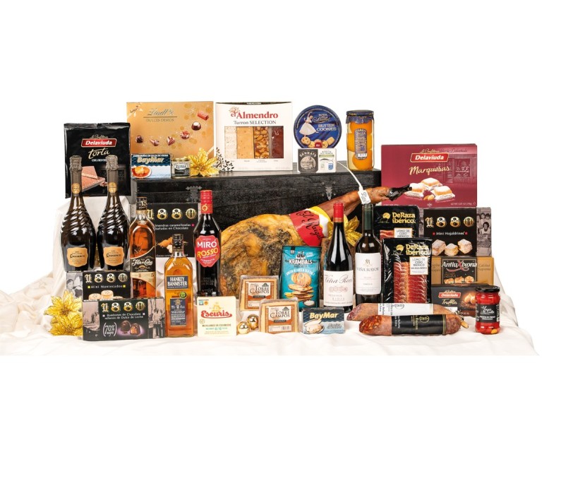 Arcón de madera barnizado y pulido con paleta El Raigal, cava Ars Collecta y whisky Hankey Bannister 12 años